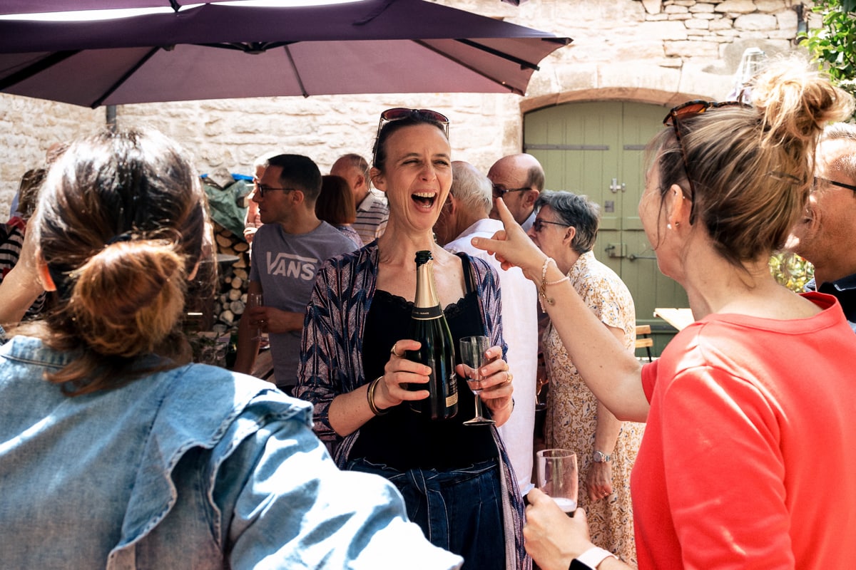 Ernestine-et-sa-famille-photographe reunion de famille-5 ‣ Photographe de famille à l'approche documentaire pour vos évènements ou votre vie quotidienne, à Paris et dans toute la France Offrir un reportage de famille pour un anniversaire de mariage noyers sur serein en Bourgogne par Ernestine et sa famille