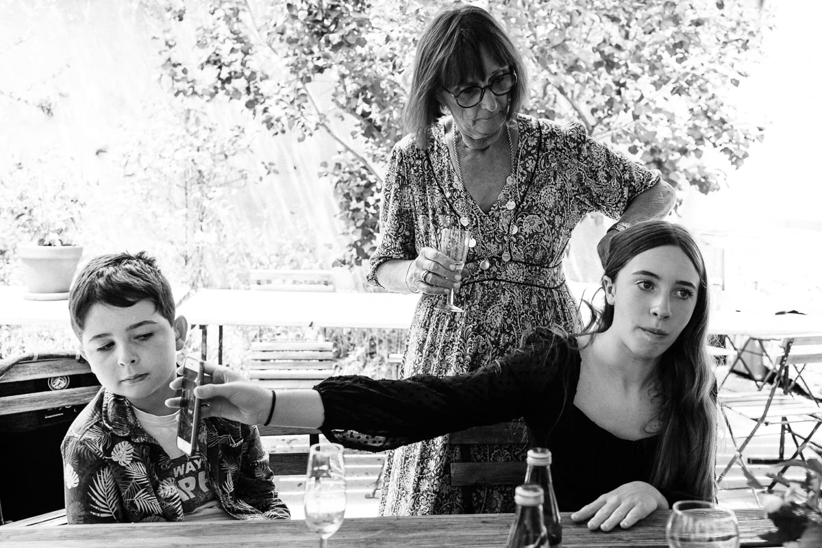 Ernestine-et-sa-famille-photographe reunion de famille-7 ‣ Photographe de famille à l'approche documentaire pour vos évènements ou votre vie quotidienne, à Paris et dans toute la France Offrir un reportage de famille pour un anniversaire de mariage noyers sur serein en Bourgogne par Ernestine et sa famille