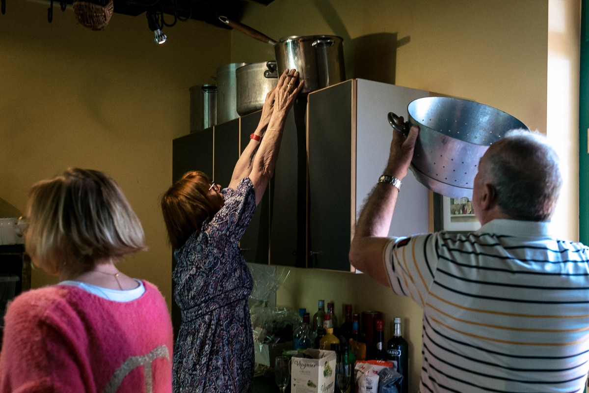 Ernestine-et-sa-famille-photographe reunion de famille-8 ‣ Photographe de famille à l'approche documentaire pour vos évènements ou votre vie quotidienne, à Paris et dans toute la France Offrir un reportage de famille pour un anniversaire de mariage noyers sur serein en Bourgogne par Ernestine et sa famille