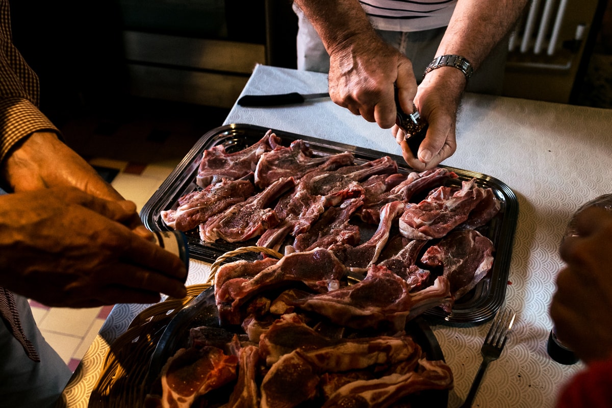 Ernestine-et-sa-famille-photographe reunion de famille-9 ‣ Photographe de famille à l'approche documentaire pour vos évènements ou votre vie quotidienne, à Paris et dans toute la France Offrir un reportage de famille pour un anniversaire de mariage noyers sur serein en Bourgogne par Ernestine et sa famille
