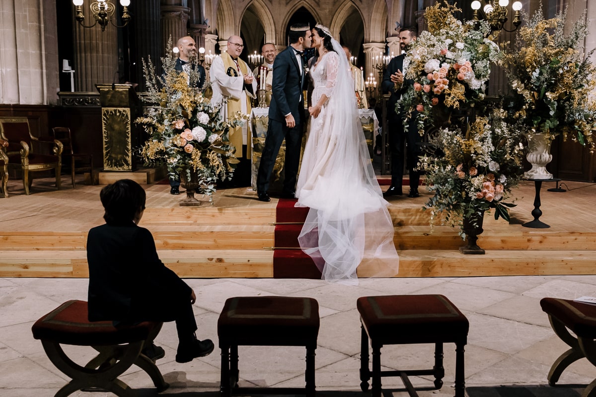 Wedding in Paris in Trianon, an old style theater near Montmartre - documentary wedding photographer