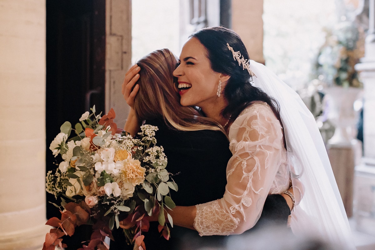 Wedding in Paris in Trianon, an old style theater near Montmartre - documentary wedding photographer