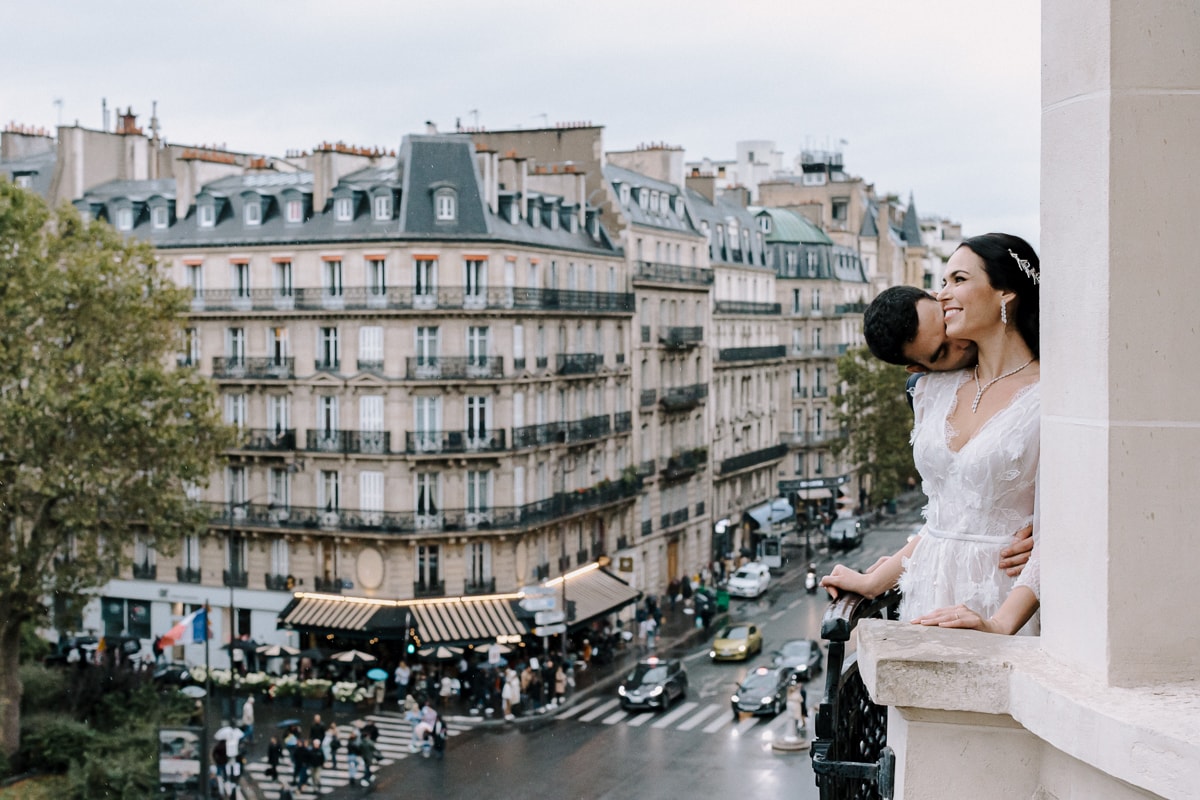 Wedding in Paris in Trianon, an old style theater near Montmartre - documentary wedding photographer