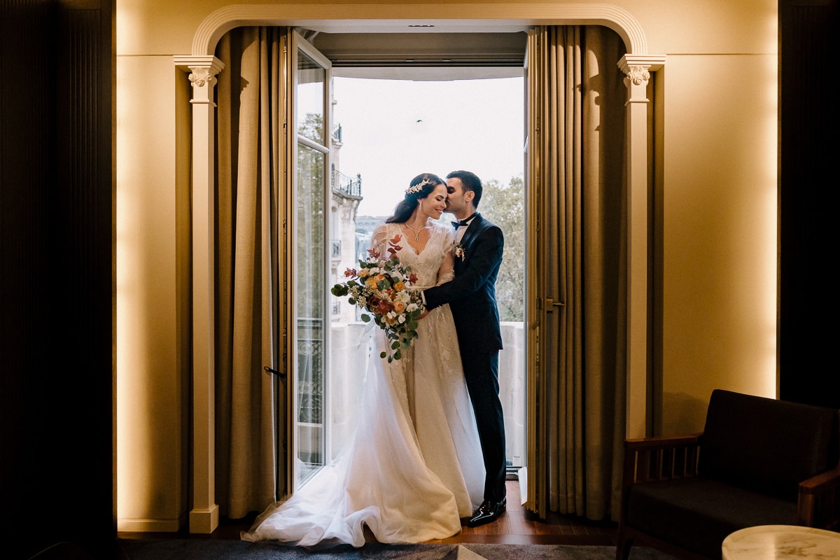 Wedding in Paris in Trianon, an old style theater near Montmartre - documentary wedding photographer