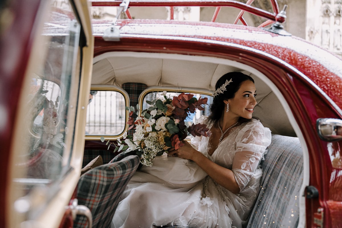 Wedding in Paris in Trianon, an old style theater near Montmartre - documentary wedding photographer