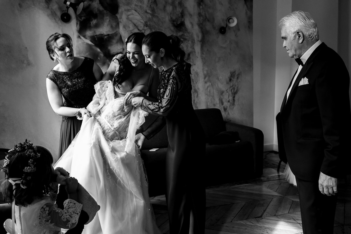 Wedding in Paris in Trianon, an old style theater near Montmartre - documentary wedding photographer