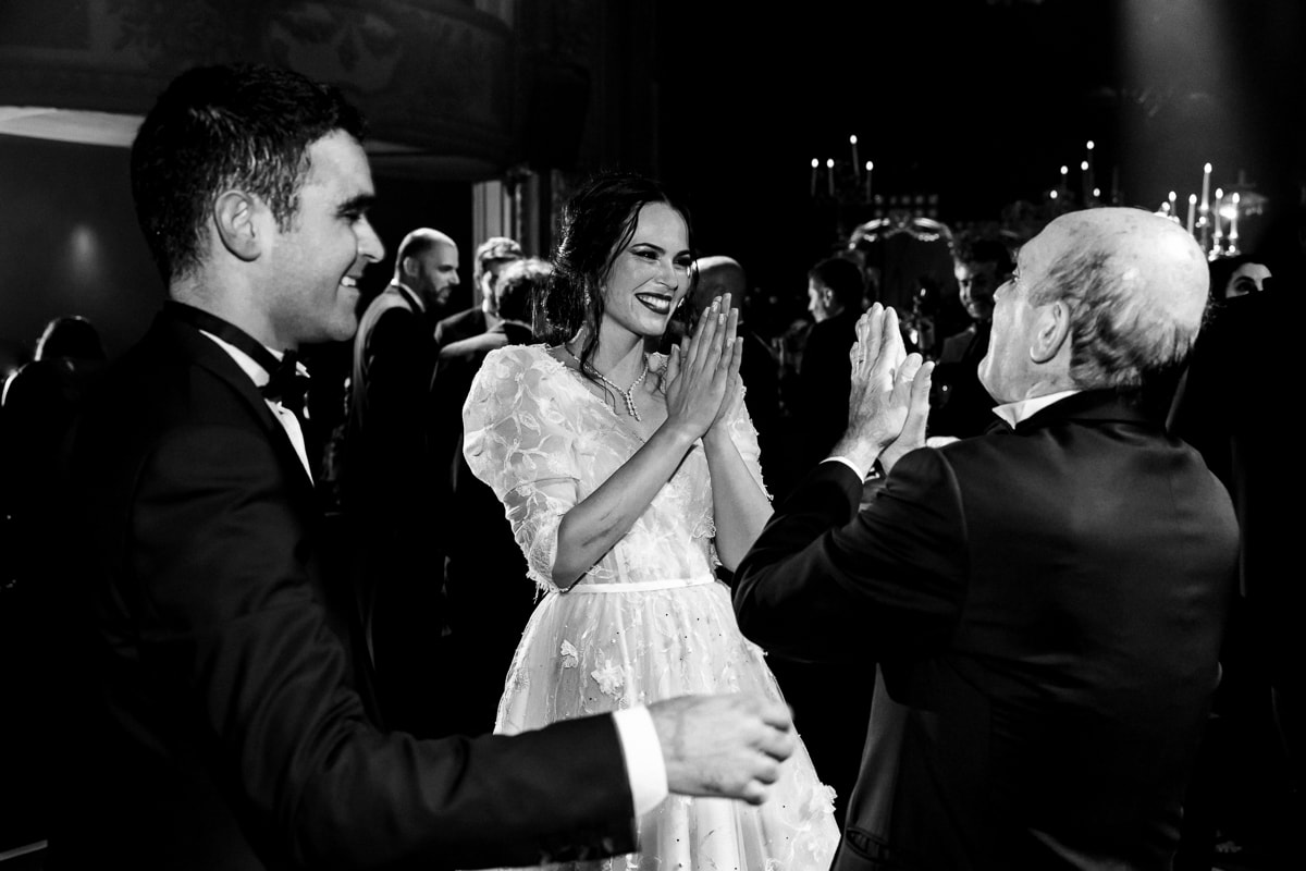 Wedding in Paris in Trianon, an old style theater near Montmartre - documentary wedding photographer