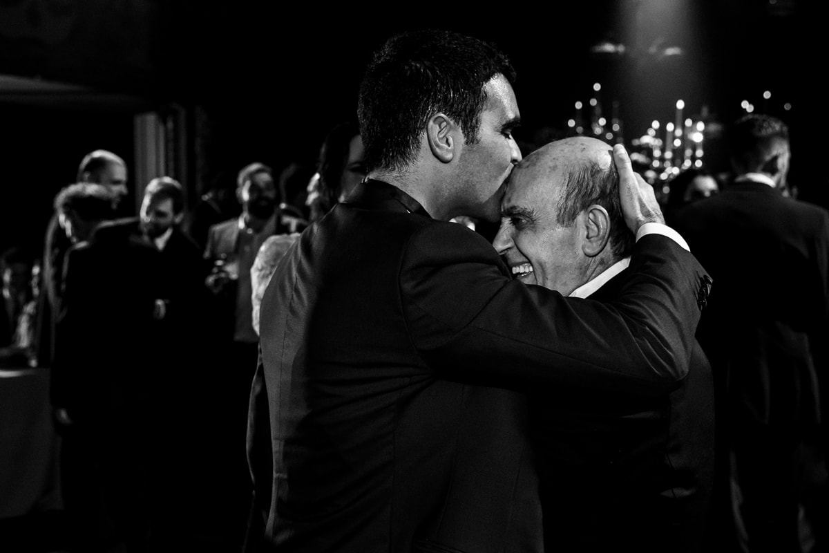 Wedding in Paris in Trianon, an old style theater near Montmartre - documentary wedding photographer
