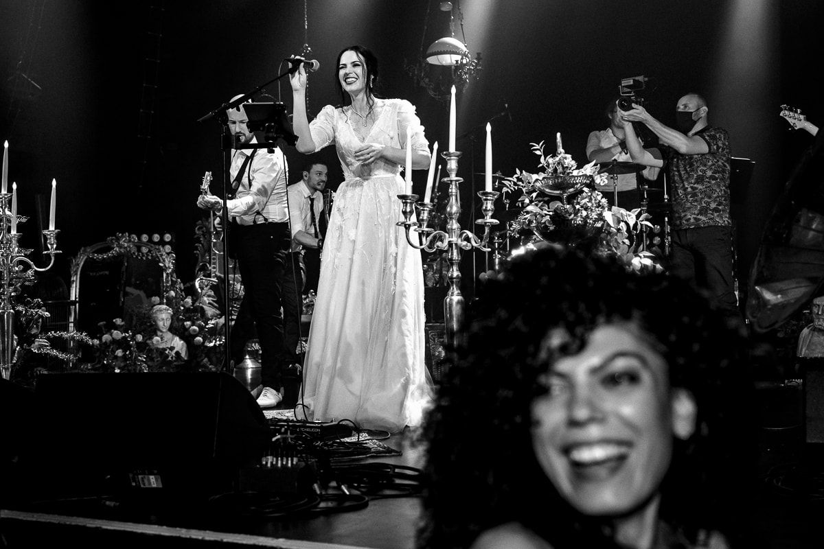 Wedding in Paris in Trianon, an old style theater near Montmartre - documentary wedding photographer