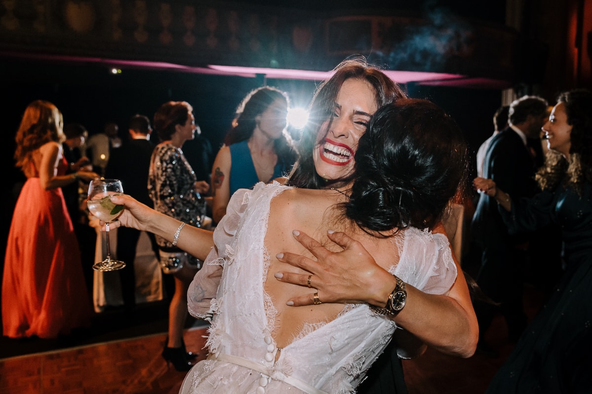 Wedding in Paris in Trianon, an old style theater near Montmartre - documentary wedding photographer