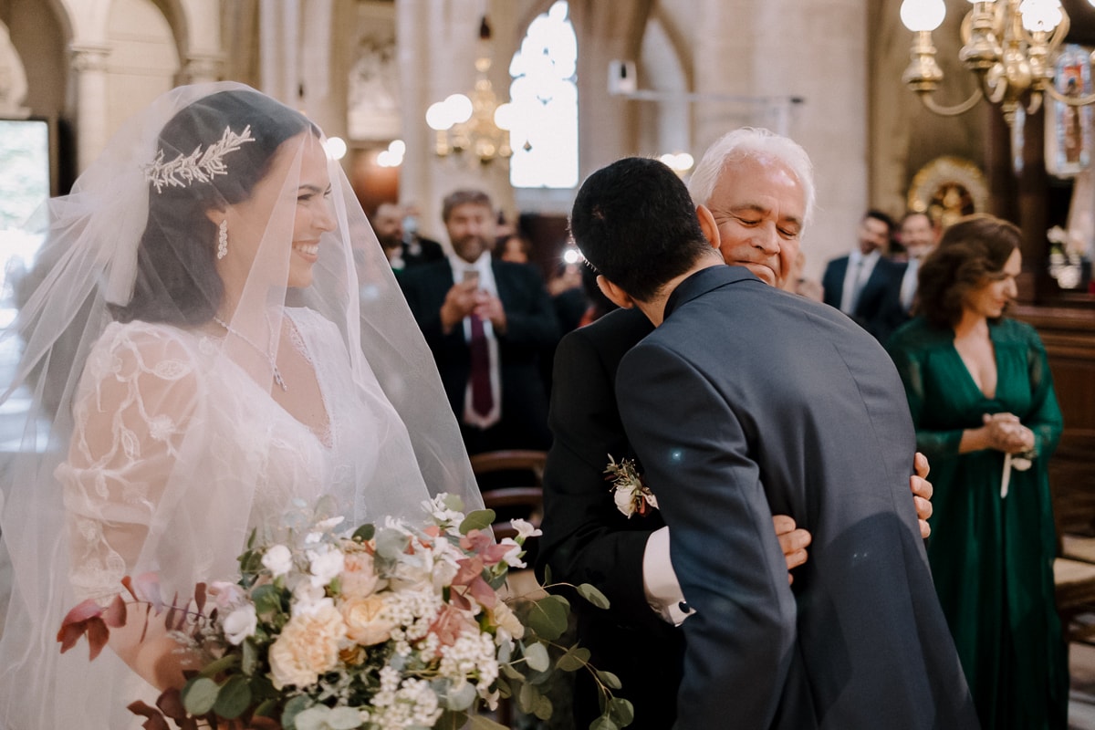 Wedding in Paris in Trianon, an old style theater near Montmartre - documentary wedding photographer