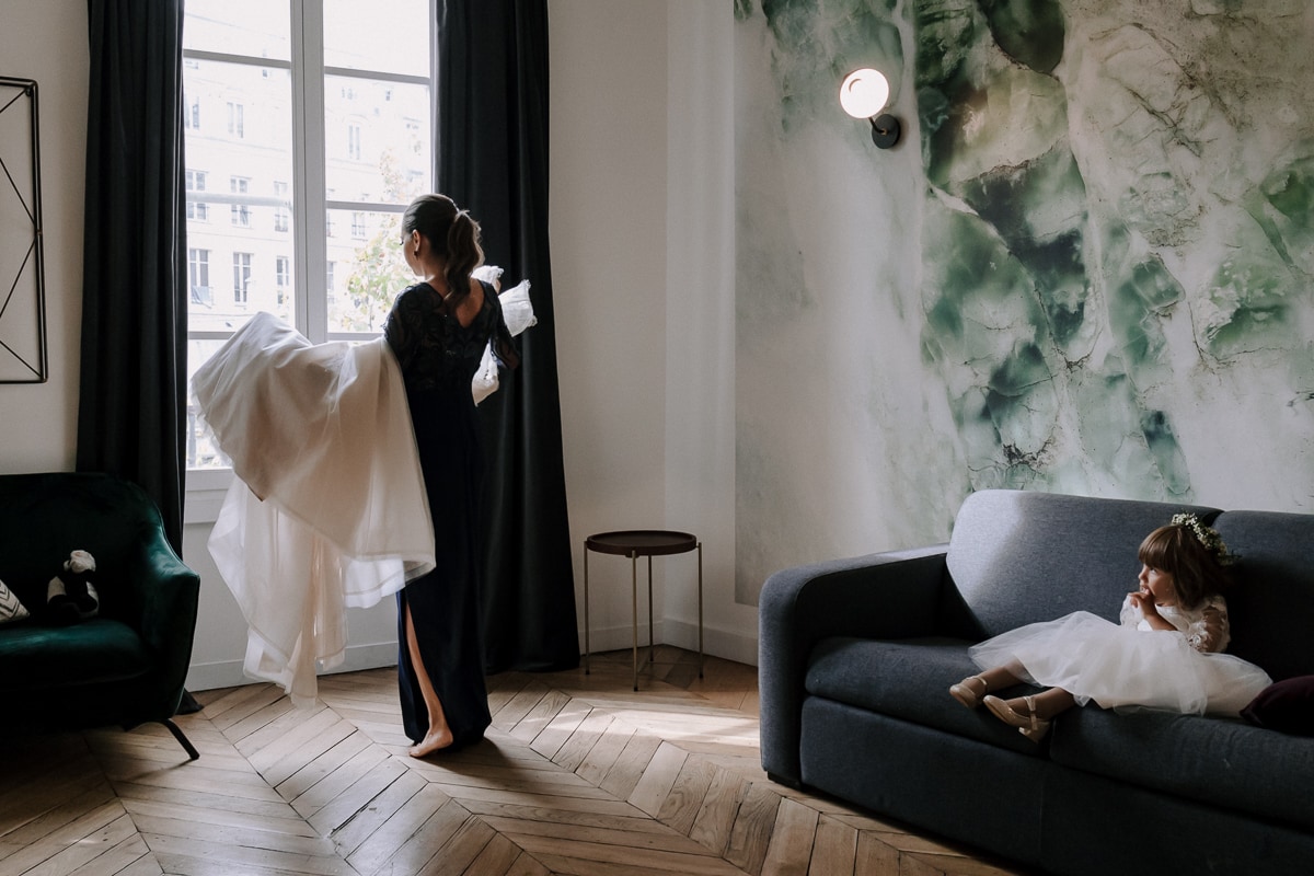 Wedding in Paris in Trianon, an old style theater near Montmartre - documentary wedding photographer