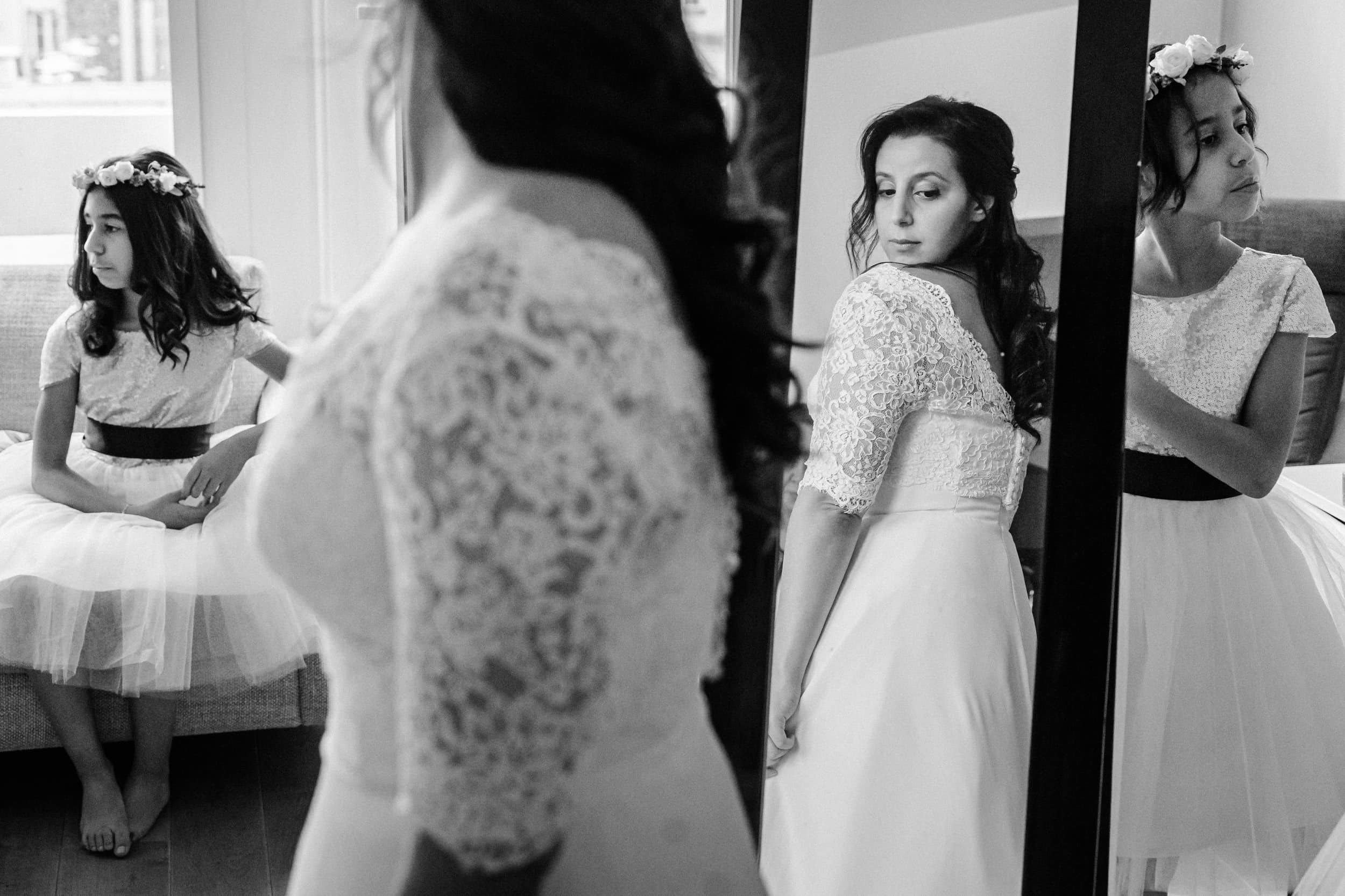 Les préparatifs de la mariés avec ses demoiselles d'honneur à Paris ‣ Photographe de famille à l'approche documentaire pour vos évènements ou votre vie quotidienne, à Paris et dans toute la France Photo des préparatifs de la mariée avec ses demoiselles d'honneur - reportage documentaire de mariage à Paris