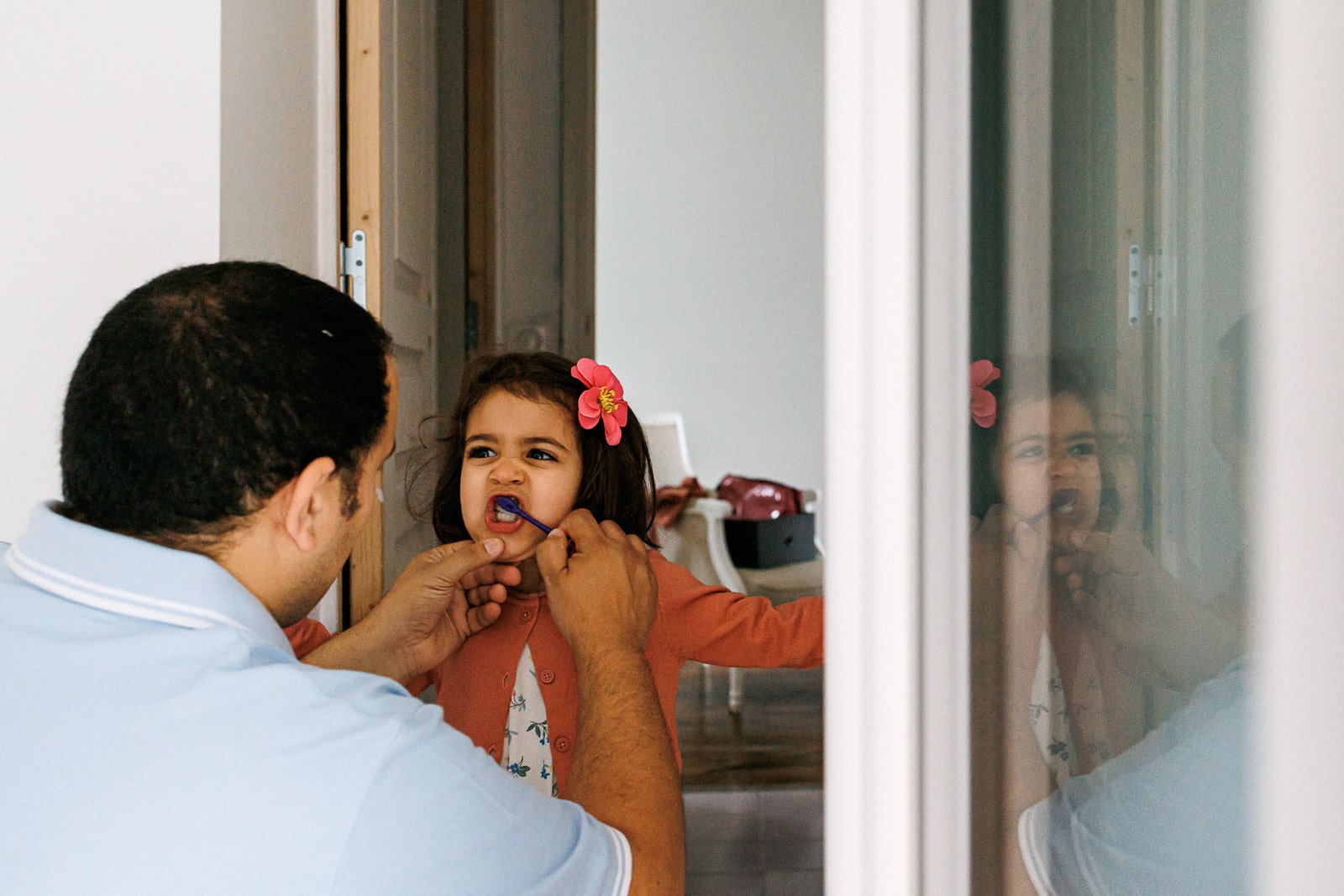 Ernestine-et-sa-famille-wedding and life photographer-10 ‣ Photographe de famille à l'approche documentaire pour vos évènements ou votre vie quotidienne, à Paris et dans toute la France Le reportage photo du baptême d'A. à Choisy Le Roi