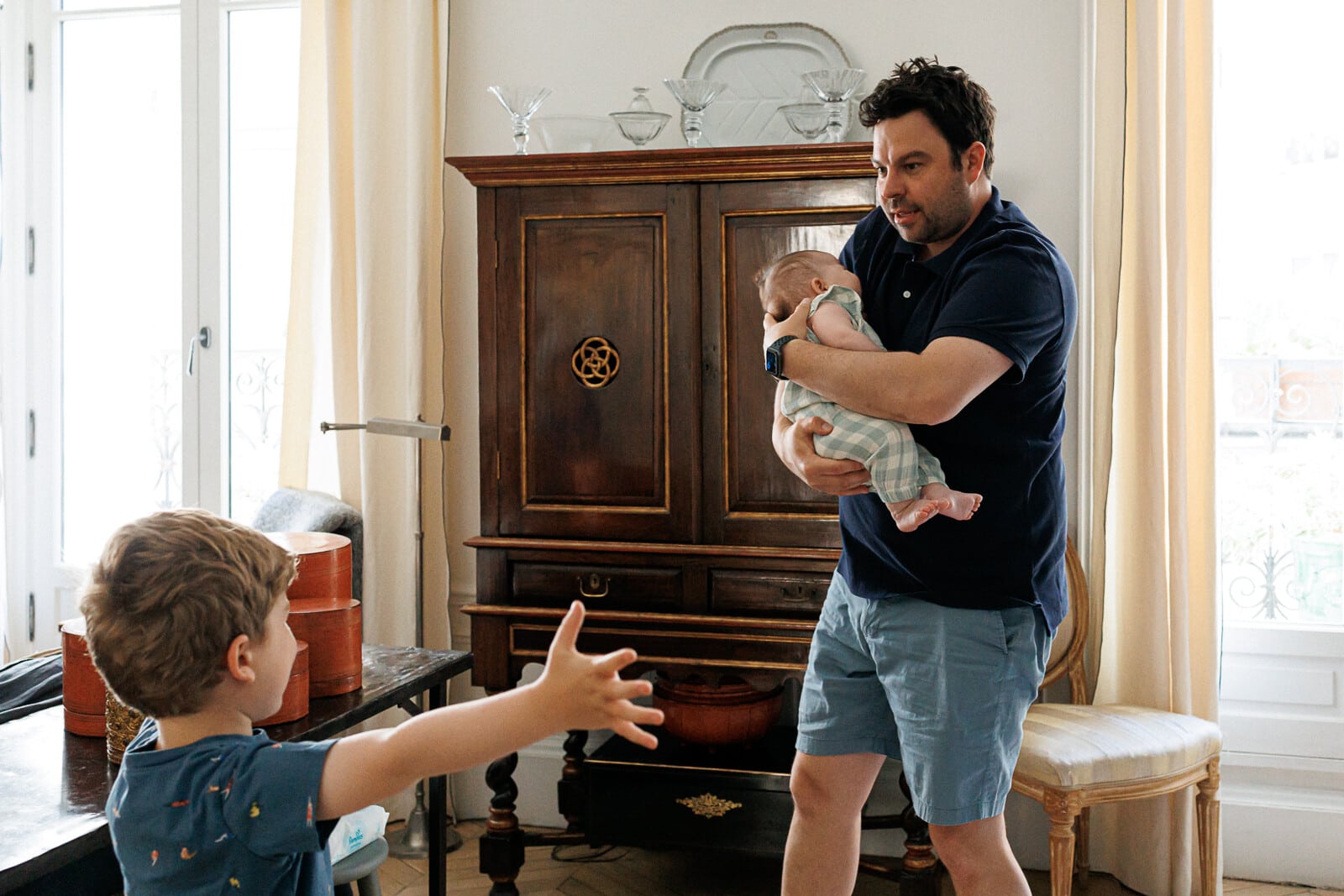 Un reportage photo de famille d'Une famille américaine en vacances à Paris, St Michel