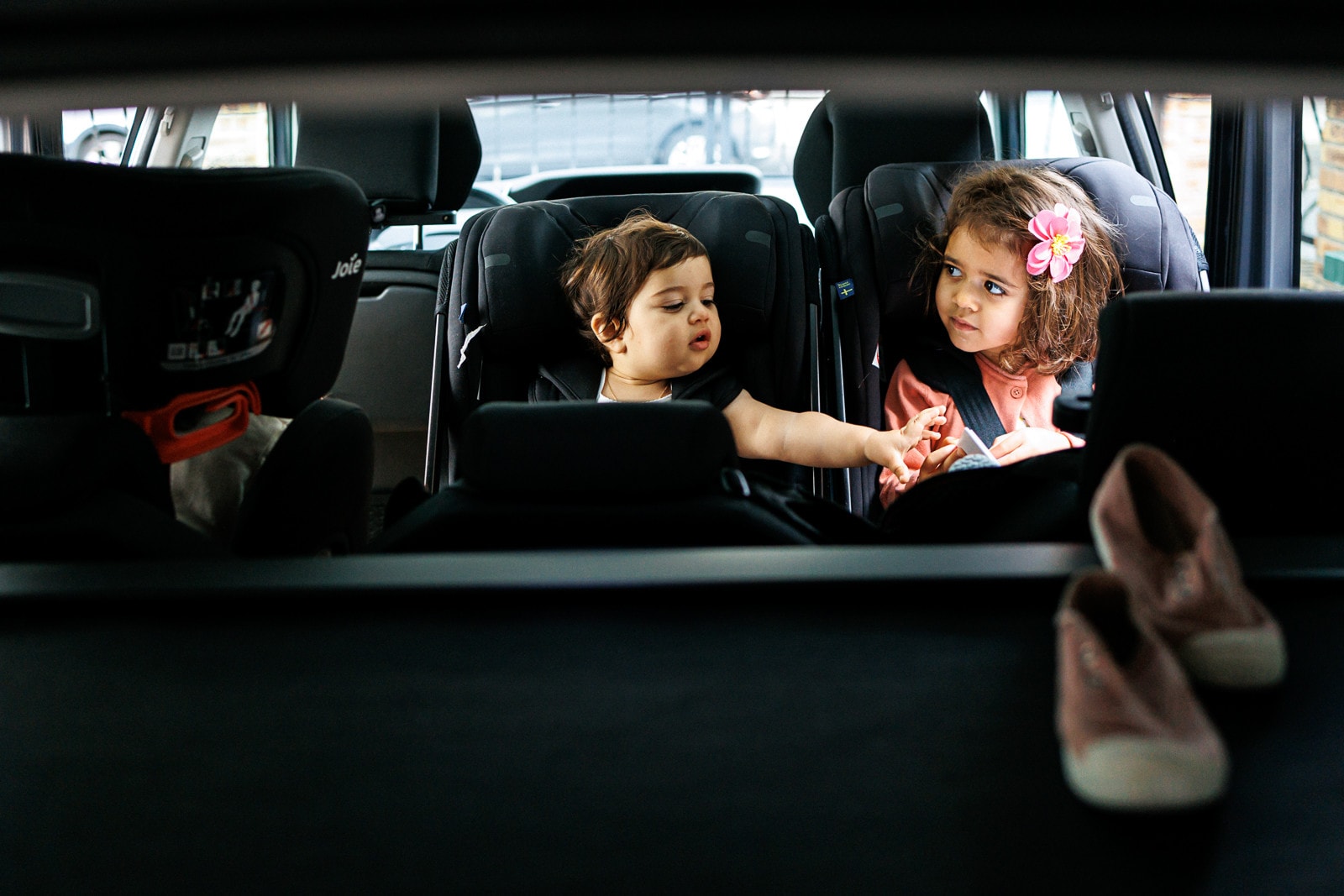 Ernestine-et-sa-famille-wedding and life photographer-16 ‣ Photographe de famille à l'approche documentaire pour vos évènements ou votre vie quotidienne, à Paris et dans toute la France Le reportage photo du baptême d'A. à Choisy Le Roi