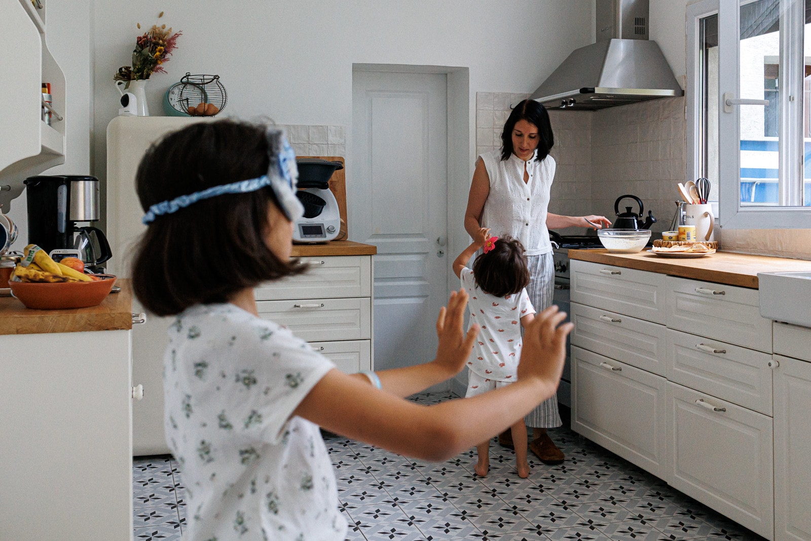 Ernestine-et-sa-famille-wedding and life photographer-2 ‣ Photographe de famille à l'approche documentaire pour vos évènements ou votre vie quotidienne, à Paris et dans toute la France Le reportage photo du baptême d'A. à Choisy Le Roi