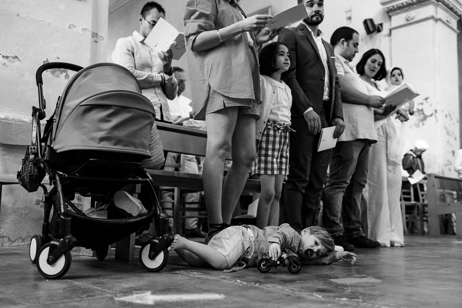 Ernestine-et-sa-famille-wedding and life photographer-25 ‣ Photographe de famille à l'approche documentaire pour vos évènements ou votre vie quotidienne, à Paris et dans toute la France Le reportage photo du baptême d'A. à Choisy Le Roi