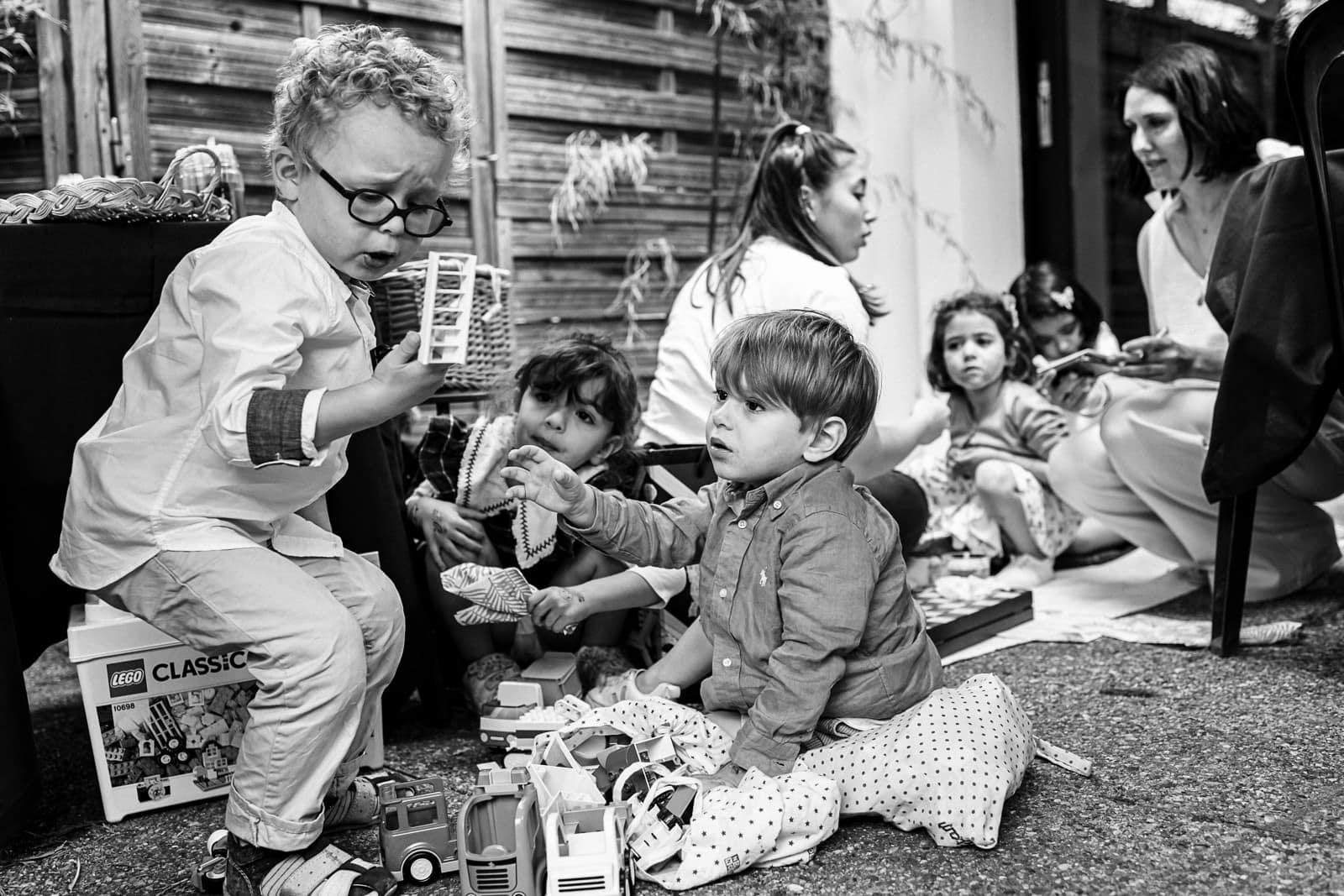 Ernestine-et-sa-famille-wedding and life photographer-36 ‣ Photographe de famille à l'approche documentaire pour vos évènements ou votre vie quotidienne, à Paris et dans toute la France Le reportage photo du baptême d'A. à Choisy Le Roi