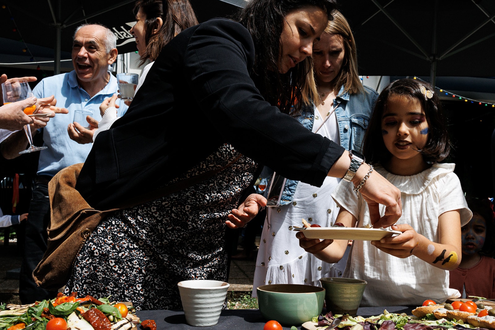 Ernestine-et-sa-famille-wedding and life photographer-37 ‣ Photographe de famille à l'approche documentaire pour vos évènements ou votre vie quotidienne, à Paris et dans toute la France Le reportage photo du baptême d'A. à Choisy Le Roi