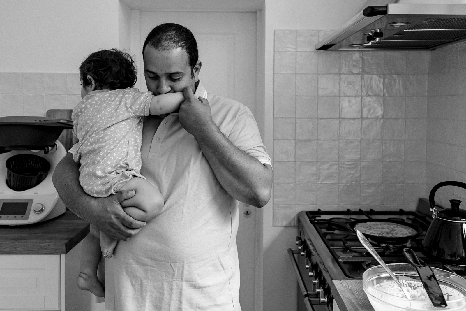 Ernestine-et-sa-famille-wedding and life photographer-4 ‣ Photographe de famille à l'approche documentaire pour vos évènements ou votre vie quotidienne, à Paris et dans toute la France Le reportage photo du baptême d'A. à Choisy Le Roi