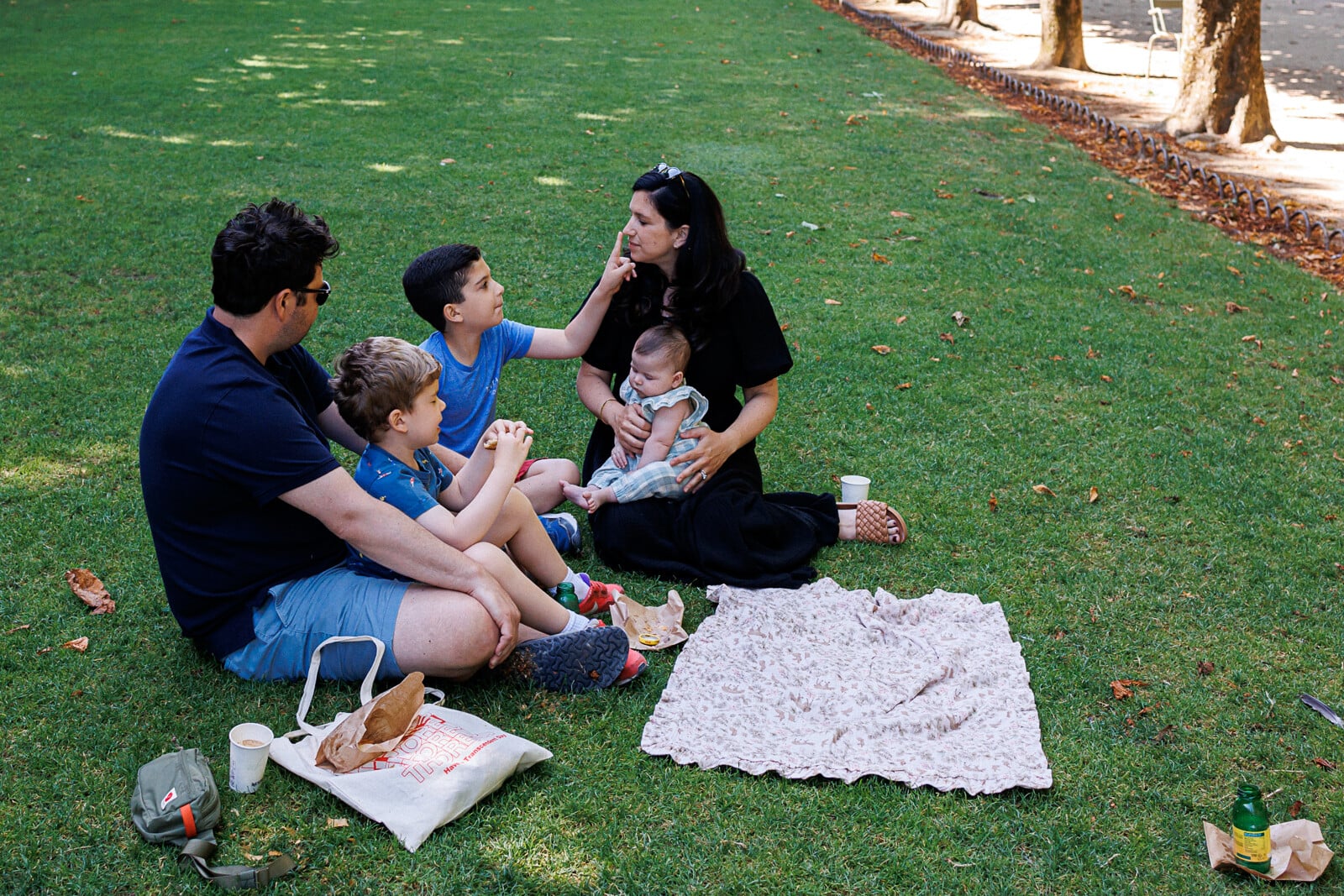 reportage photo Piquenique en famille au jardin du Luxembourg