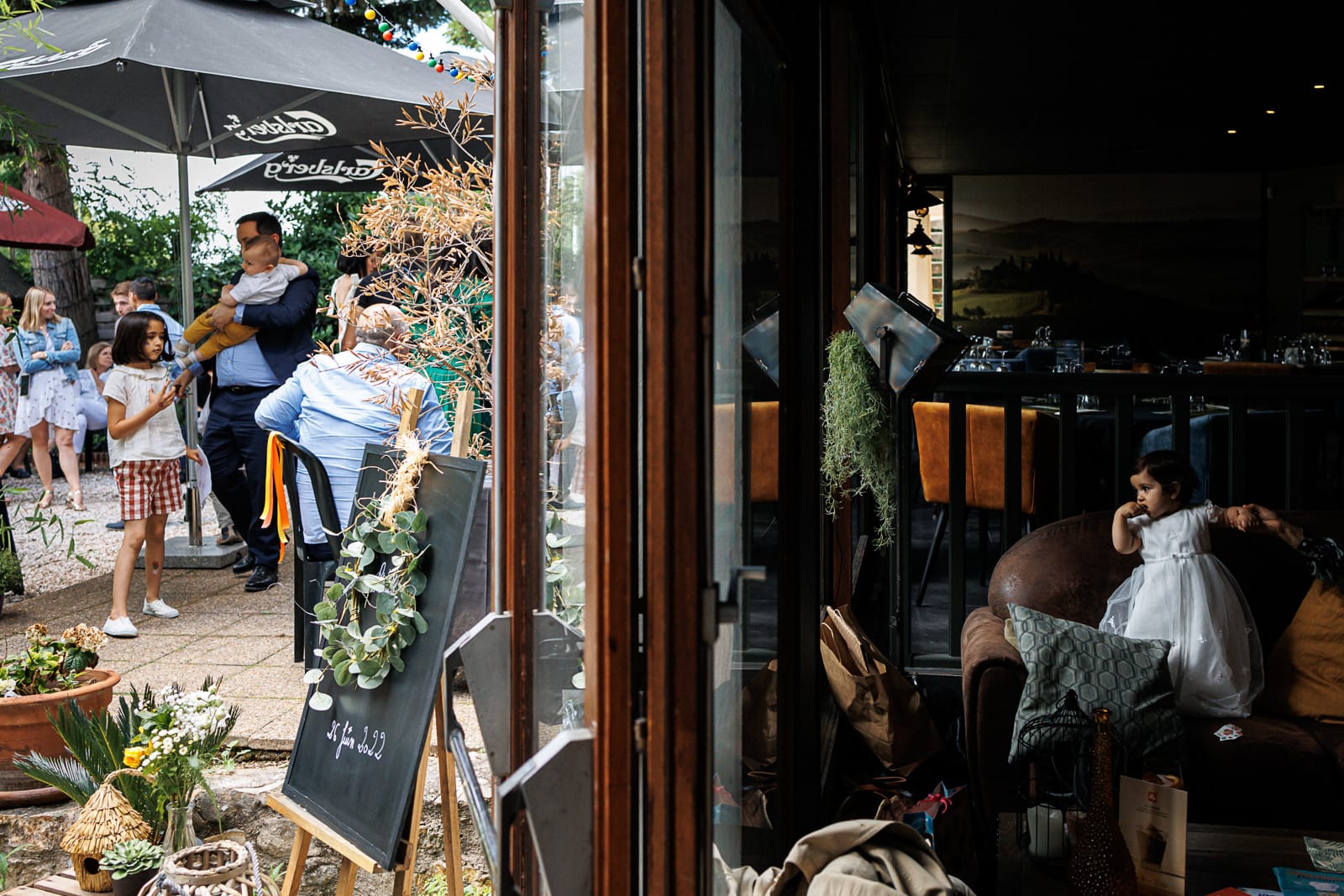 Ernestine-et-sa-famille-wedding and life photographer-44 ‣ Photographe de famille à l'approche documentaire pour vos évènements ou votre vie quotidienne, à Paris et dans toute la France Le reportage photo du baptême d'A. à Choisy Le Roi