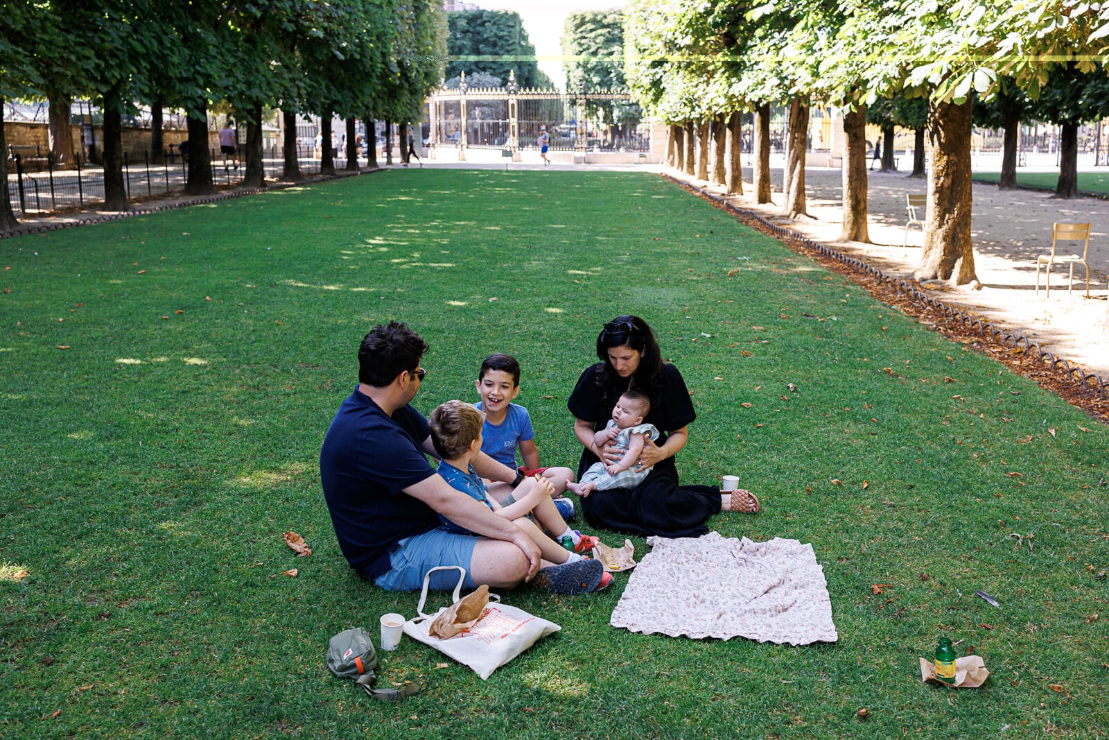 reportage photo Piquenique en famille au jardin du Luxembourg