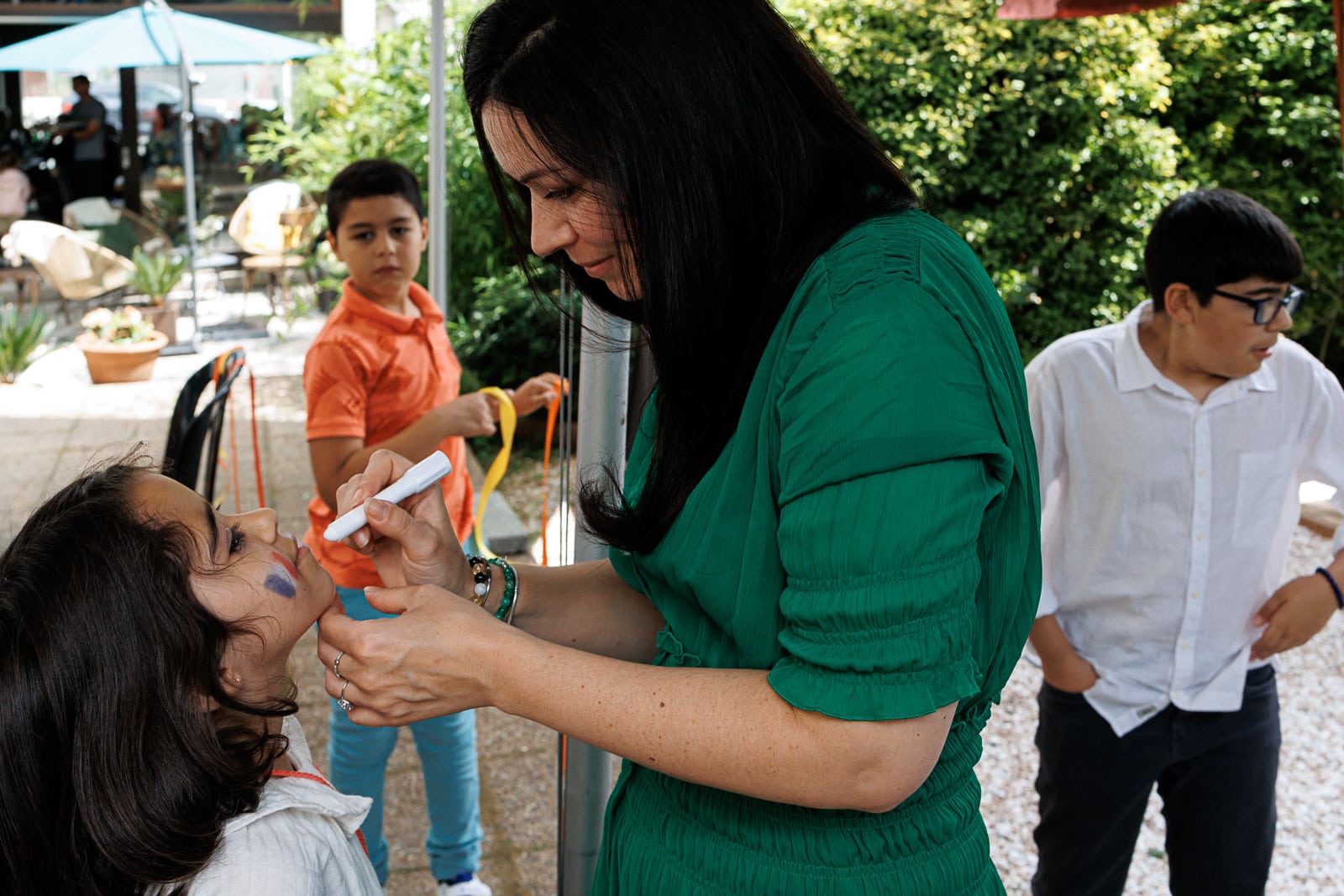 Ernestine-et-sa-famille-wedding and life photographer-50 ‣ Photographe de famille à l'approche documentaire pour vos évènements ou votre vie quotidienne, à Paris et dans toute la France Le reportage photo du baptême d'A. à Choisy Le Roi