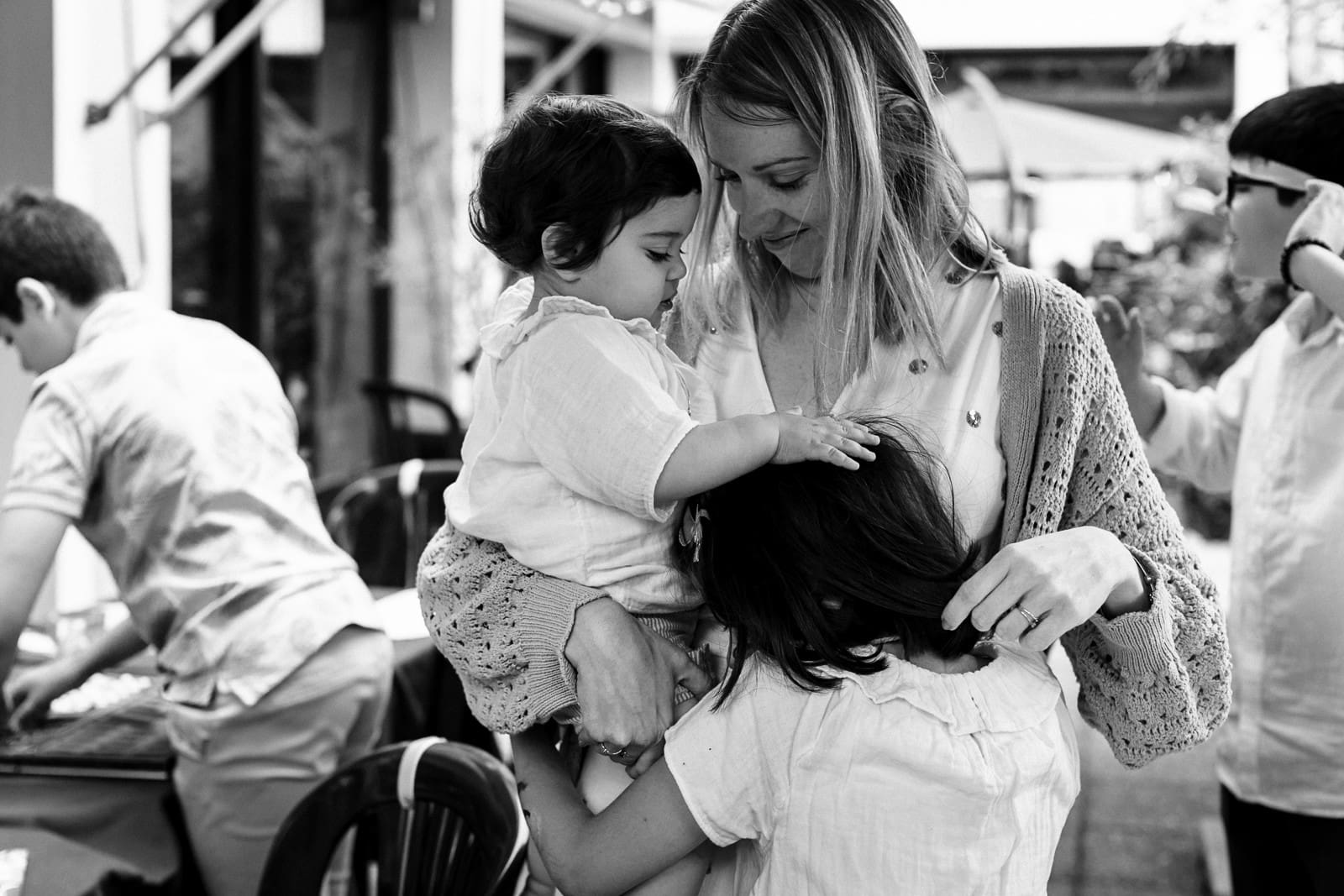 Ernestine-et-sa-famille-wedding and life photographer-57 ‣ Photographe de famille à l'approche documentaire pour vos évènements ou votre vie quotidienne, à Paris et dans toute la France Le reportage photo du bapteme d'A. à Choisy Le Roi