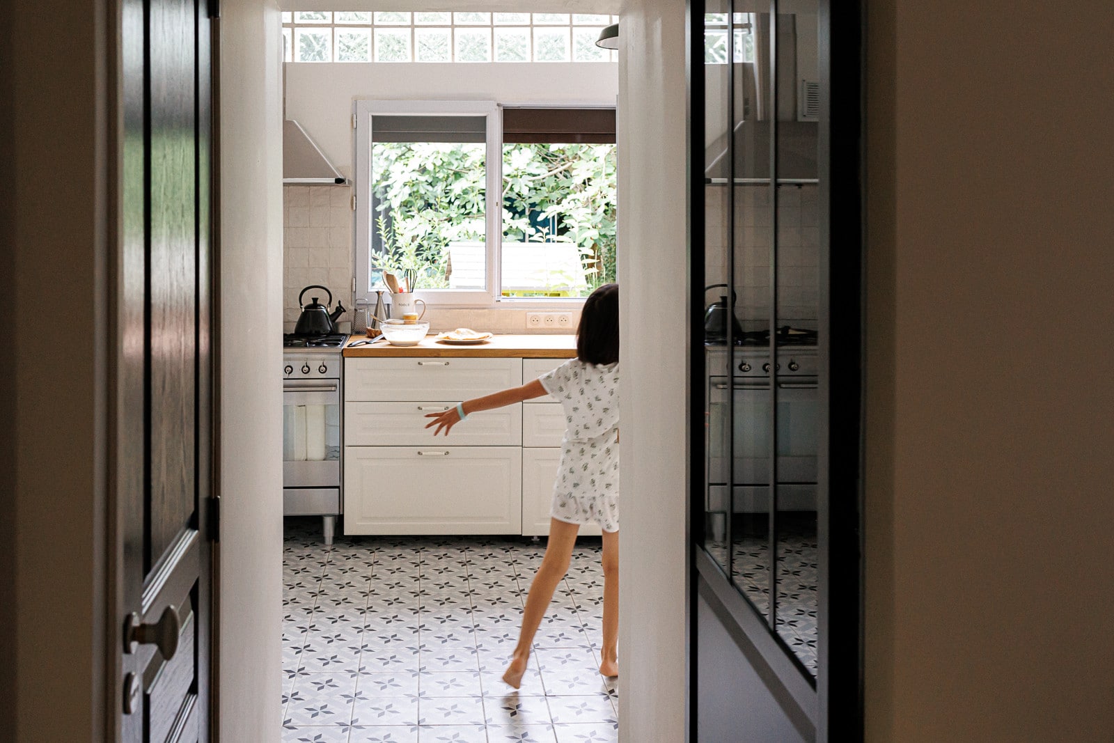 Ernestine-et-sa-famille-wedding and life photographer ‣ Photographe de famille à l'approche documentaire pour vos évènements ou votre vie quotidienne, à Paris et dans toute la France Le reportage photo du baptême d'A. à Choisy Le Roi