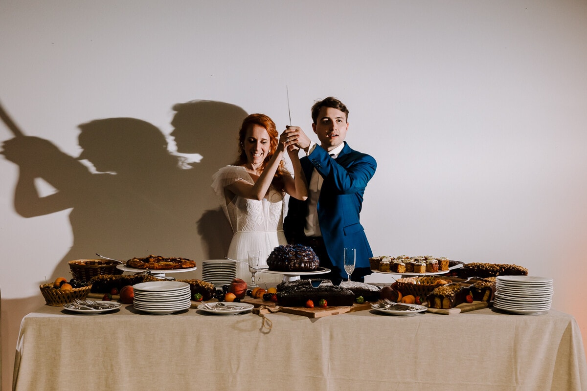 Ernestine-et-sa-famille-wedding and life photographer_-48 ‣ Photographe de famille à l'approche documentaire pour vos évènements ou votre vie quotidienne, à Paris et dans toute la France Photographe de mariage à Ville d'avray (92), reportage photo documentaire de mariage - le buffet de dessert by bonne femme traiteur.