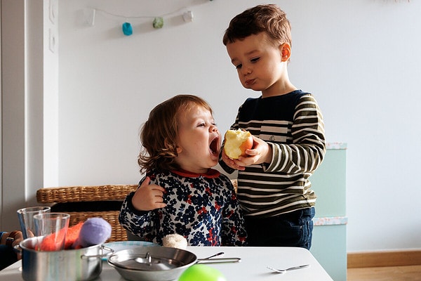 dinette en famille avec une pomme. Reportage de vie quotidienne à domicile à Issy les Moulineaux.