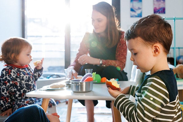 Dinette en famille au soleil. Reportage de vie quotidienne à domicile à Issy les Moulineaux.