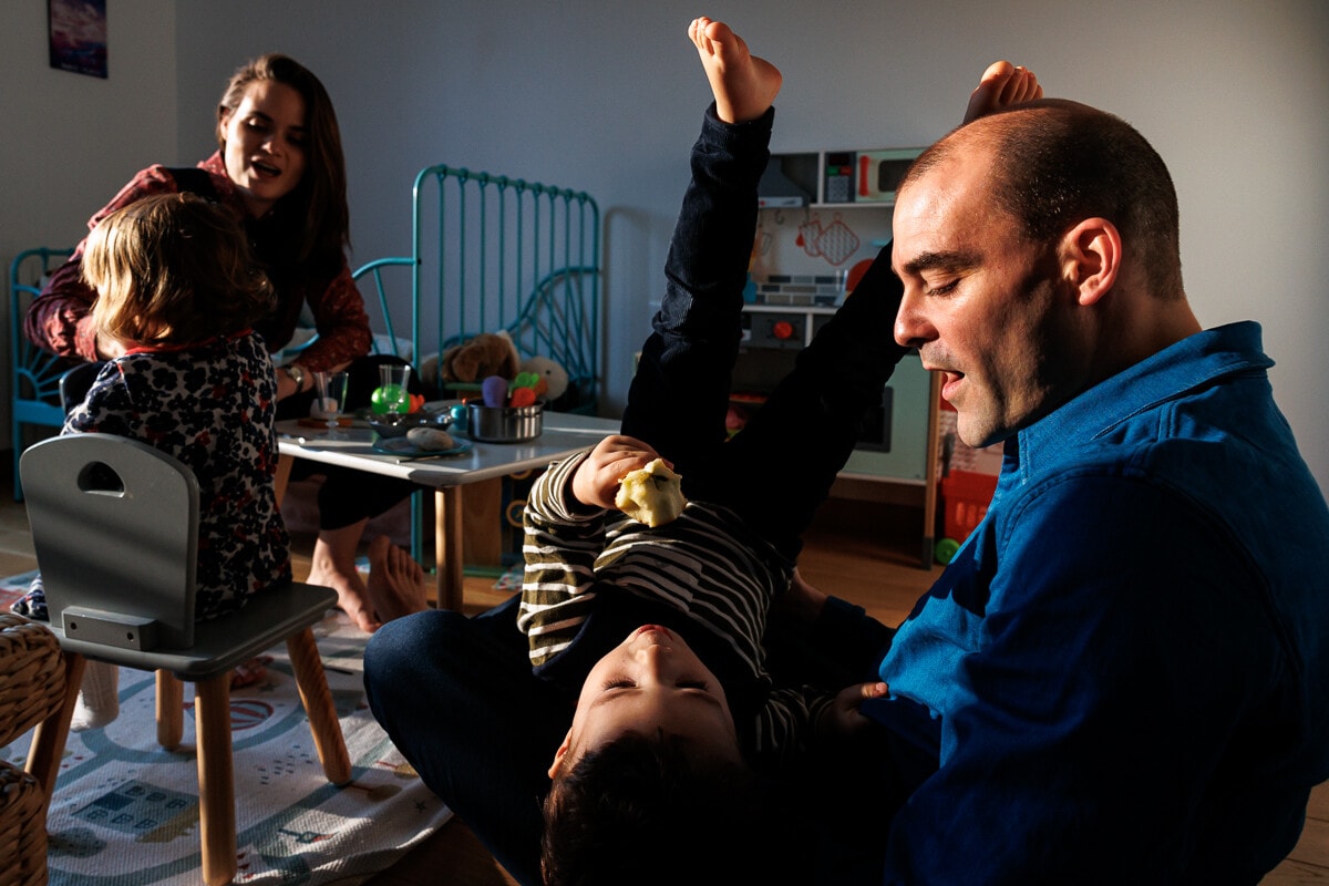 photo de famille joyeuse et naturelle. Reportage de vie quotidienne à domicile à Issy les Moulineaux.