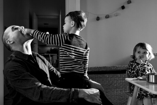 Papa et ses enfants. Reportage de vie quotidienne à domicile à Issy les Moulineaux.
