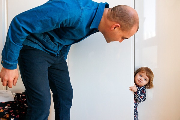 jeu de cache cache avec Papa. Reportage de vie quotidienne à domicile à Issy les Moulineaux.