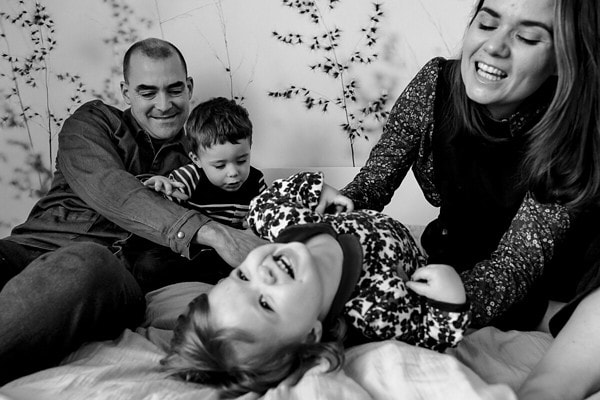 Photo de famille naturelle et vivante. Reportage de vie quotidienne à domicile à Issy les Moulineaux.