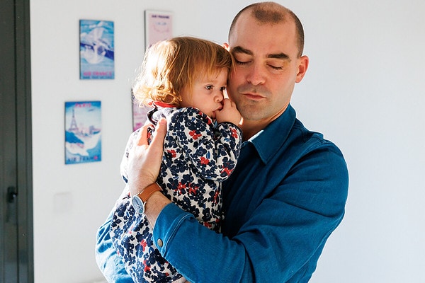 Un calin de papa à son bébé fille. Reportage de vie quotidienne à domicile à Issy les Moulineaux.