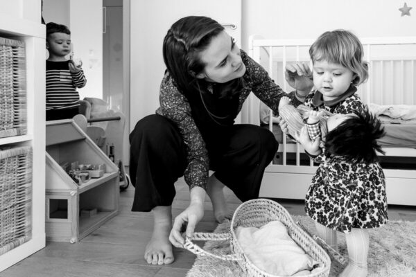 Petite fille et sa maman qui joue à la poupée. Reportage de vie quotidienne à domicile à Issy les Moulineaux.