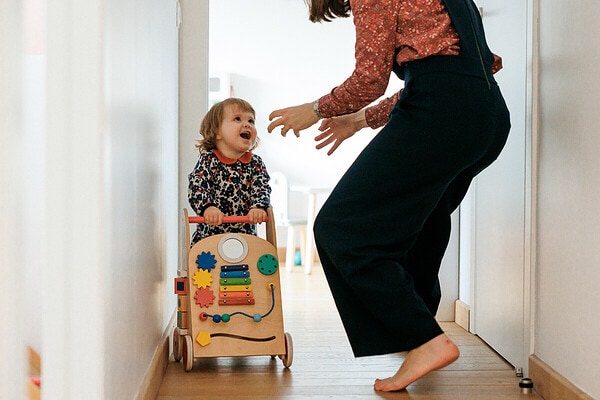 maman joue a faire peur a sa fille. Reportage de vie quotidienne à domicile à Issy les Moulineaux.
