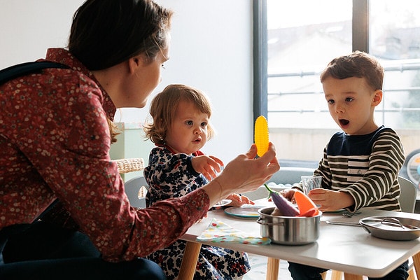 dinette en famille au soleil. Reportage de vie quotidienne à domicile à Issy les Moulineaux.