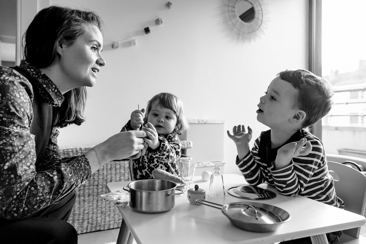 dinette en famille au soleil. Reportage de vie quotidienne à domicile à Issy les Moulineaux.