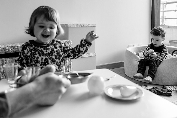 dinette en famille. Reportage de vie quotidienne à domicile à Issy les Moulineaux.
