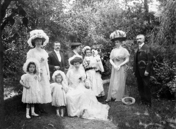 Une photo de mariage ancienne datant de 1908