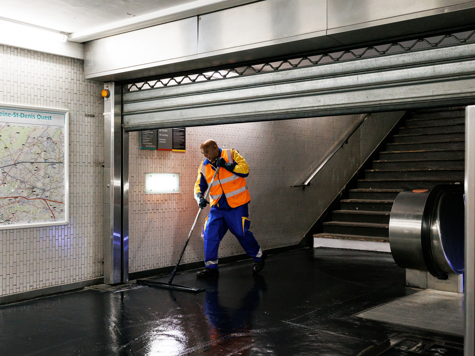Marine Poron photographe reportage de communication d'entreprise. Reportage du nettoyage du métro.