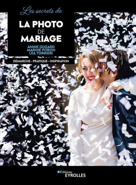 couverture 2021 du livre "Les secrets de la photo de mariage" d'Annie Gozard, Marine Poron et Lea Torrieri aux Editions Eyrolles
